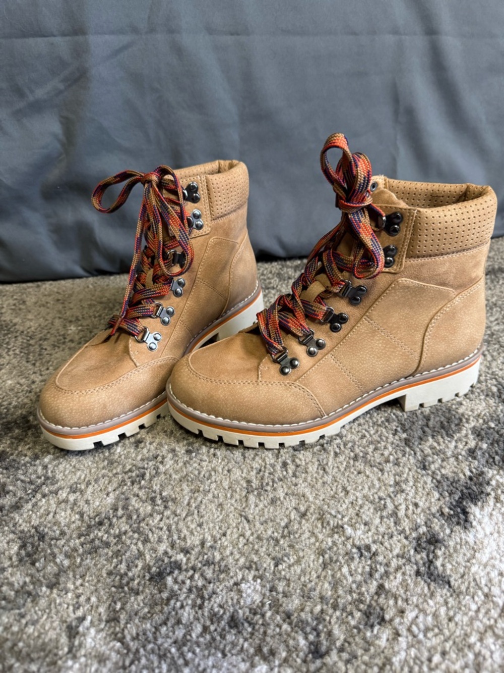 DSW Crown Vintage Tan Suede Lace-Up Hiking Boots with Multicolor Laces size 7.5